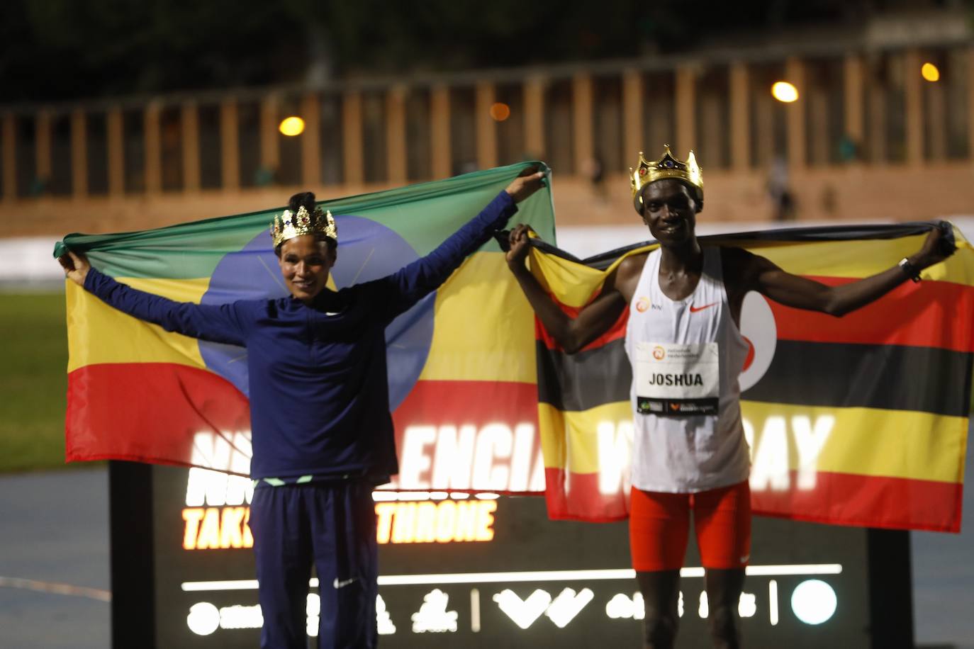 El ugandés rompe la plusmarca de Bekele en el 10.000 con un tiempo de 26:11:00 | La joven atleta etíope establece 14:06:65 en el Estadio del Turia
