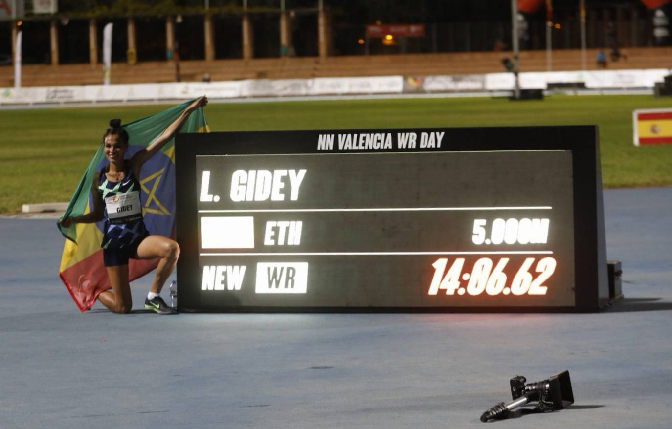 El ugandés rompe la plusmarca de Bekele en el 10.000 con un tiempo de 26:11:00 | La joven atleta etíope establece 14:06:65 en el Estadio del Turia