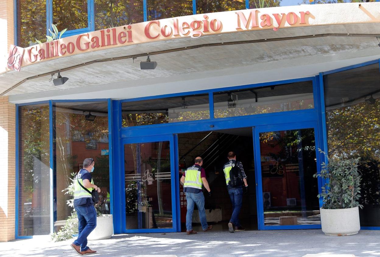 Agentes de la Policía Autonómica acceden al colegio mayor en la mañana de ayer. efe