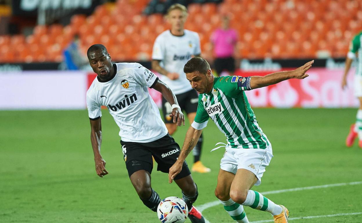 Kondogbia, junto a Joaquín, durante el partido ante el Betis.  