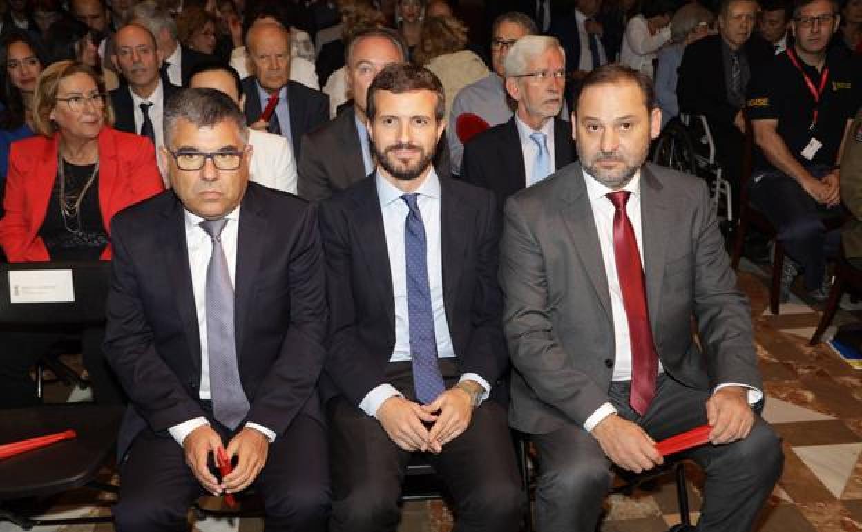 El líder del PP, Pablo Casado, entre Juan Carlos Fulgencio y José Luis Ábalos, durante el acto Institucional de Entrega de Altas Distinciones de la Generalitat Valenciana el pasado año.