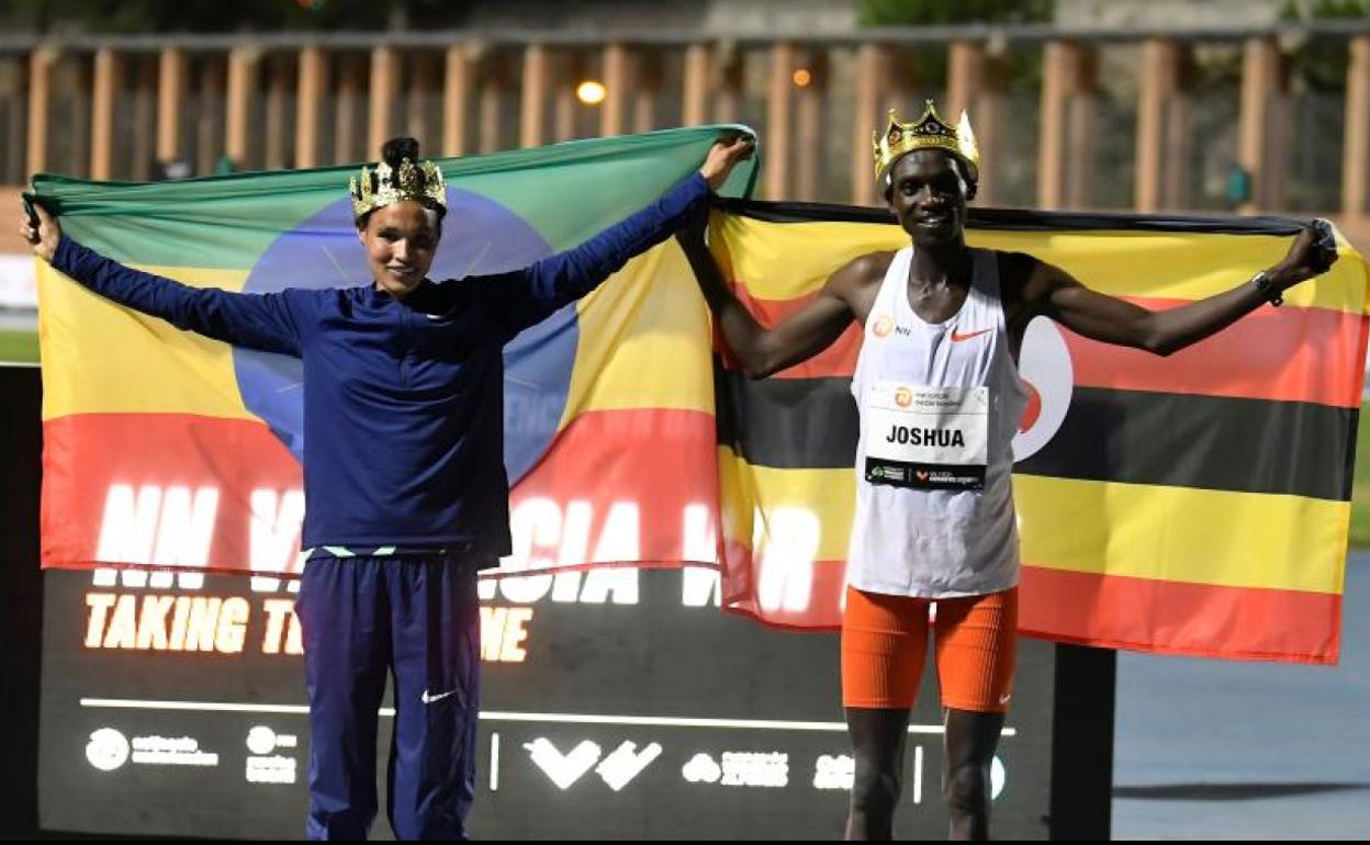 Letesenbet Gidey y Joshua Cheptegei celebran sus récords mundiales.