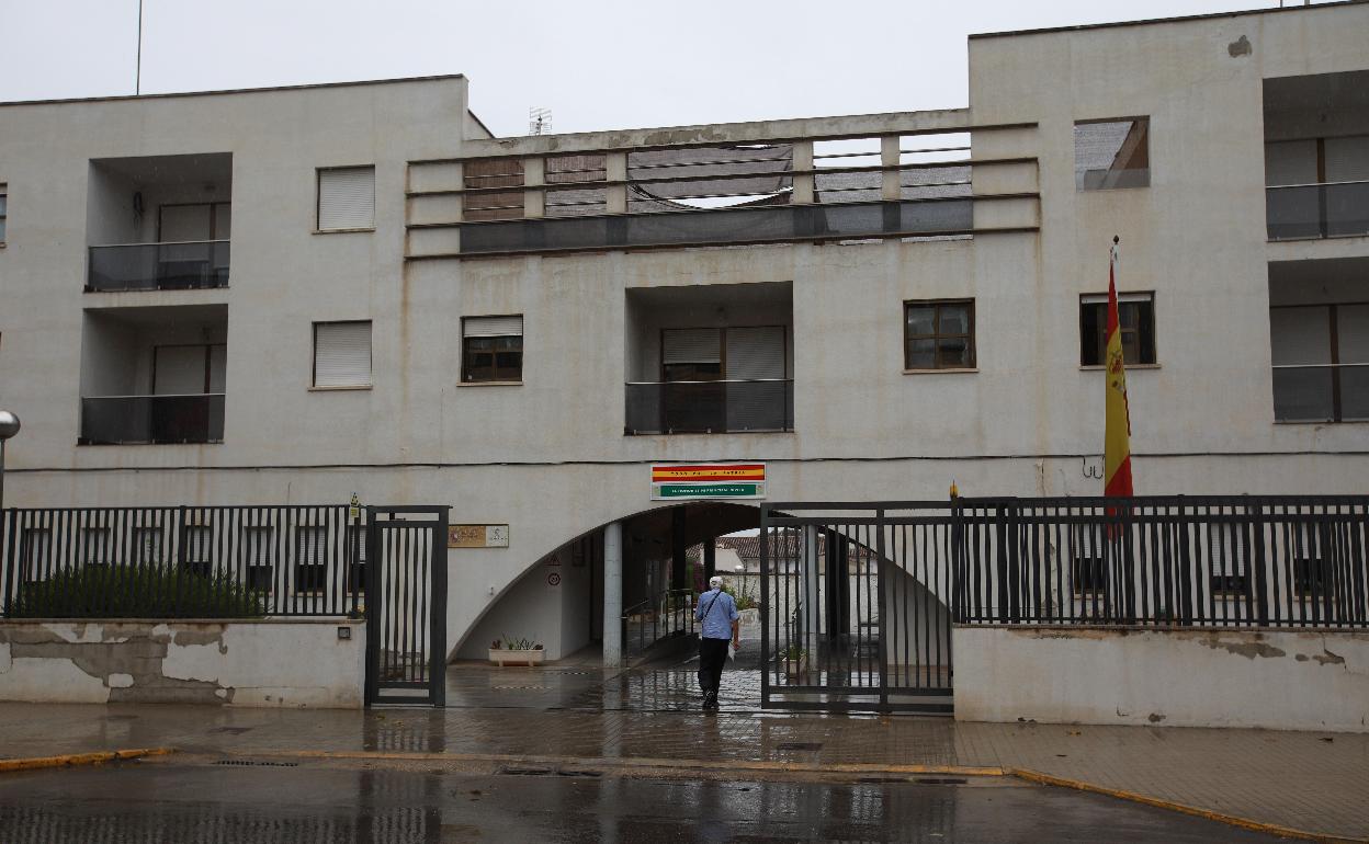 Un hombre entra en el cuartel de la Guardia Civil de Xàtiva, desde donde se han llevado a cabo las investigaciones. 