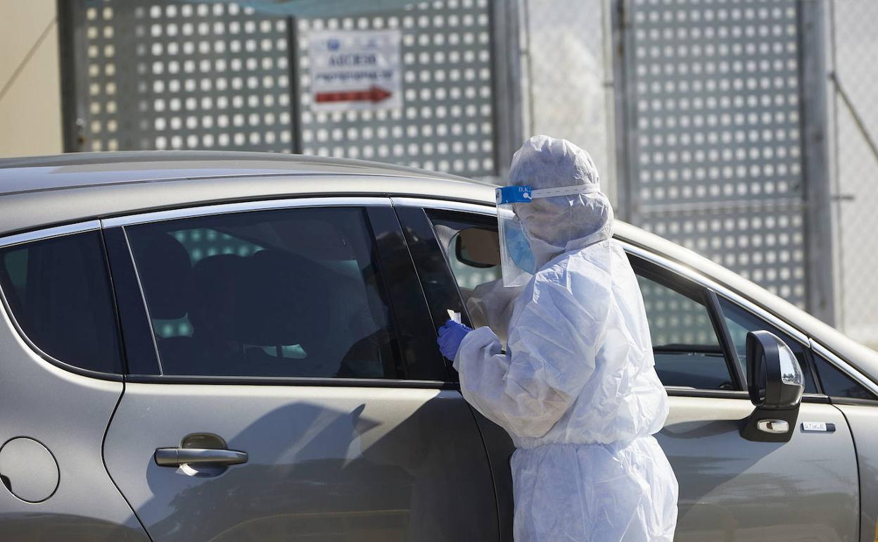 Una enfermera realiza una PCR en Valencia