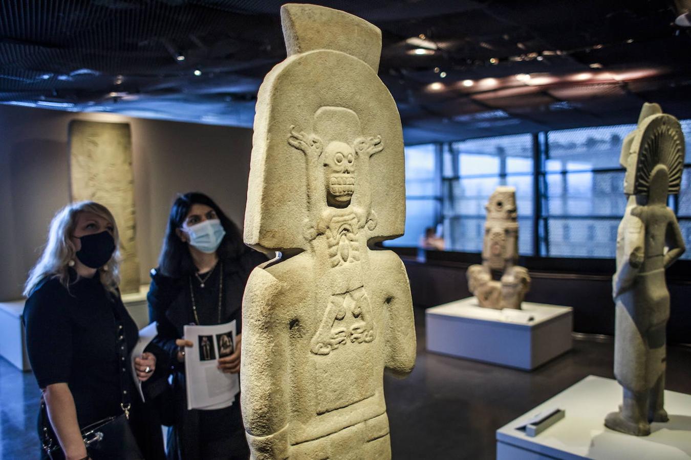 Una cabeza colosal de cinco toneladas da la bienvenida a la exposición más importante de la desconocida civilización olmeca jamás hecha en Europa. Las esculturas que se exponen en 'Los Olmecas y las culturas del Golfo de México', pertenecen a los vestigios de la cultura más antigua de Mesoamérica y quizá la más influyente