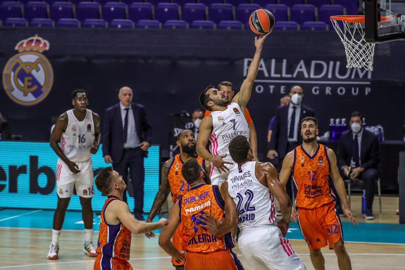 Partido de Euroliga entre el conjunto de Pablo Laso y el de Jaume Ponsarnau