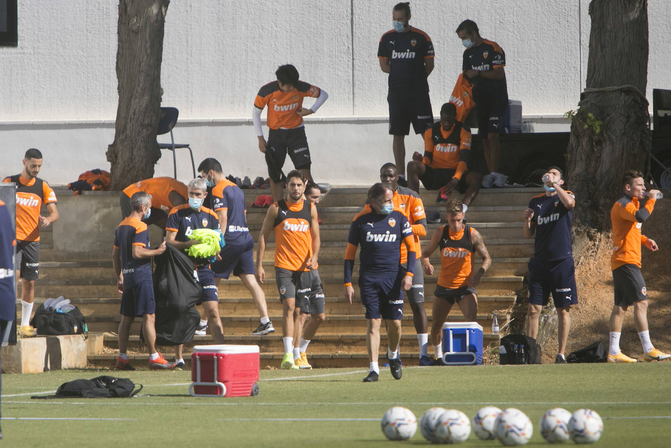 Javi Gracia se queda en el Valencia. Este jueves, Gracia ha dirigido el entrenamiento como tenía previsto y supervisándolo ha estado, después de mucho tiempo, Anil Murthy con quien ayer mantuvo una reunión que se extendió durante unas dos horas.