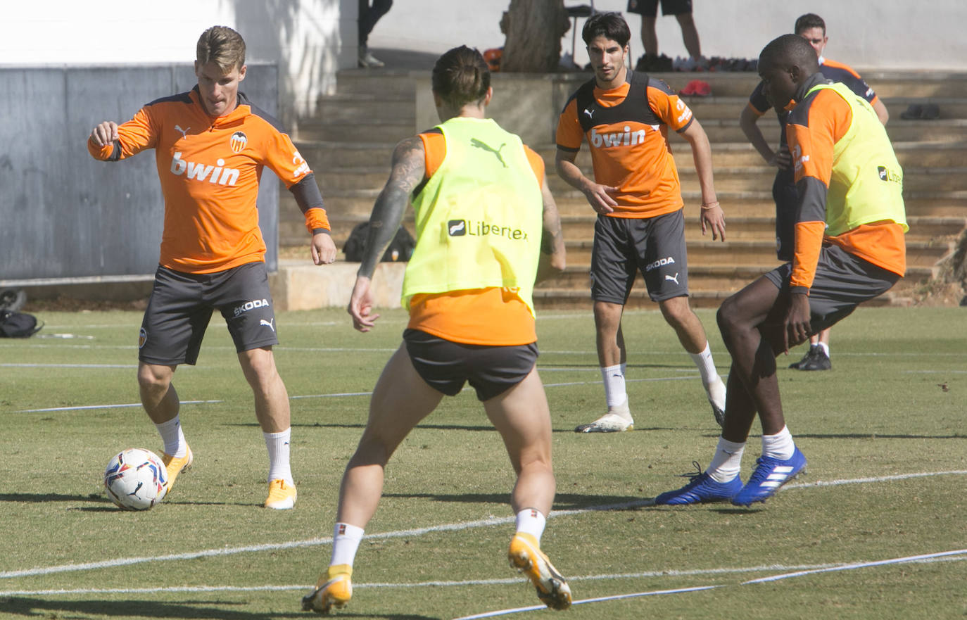 Javi Gracia se queda en el Valencia. Este jueves, Gracia ha dirigido el entrenamiento como tenía previsto y supervisándolo ha estado, después de mucho tiempo, Anil Murthy con quien ayer mantuvo una reunión que se extendió durante unas dos horas.