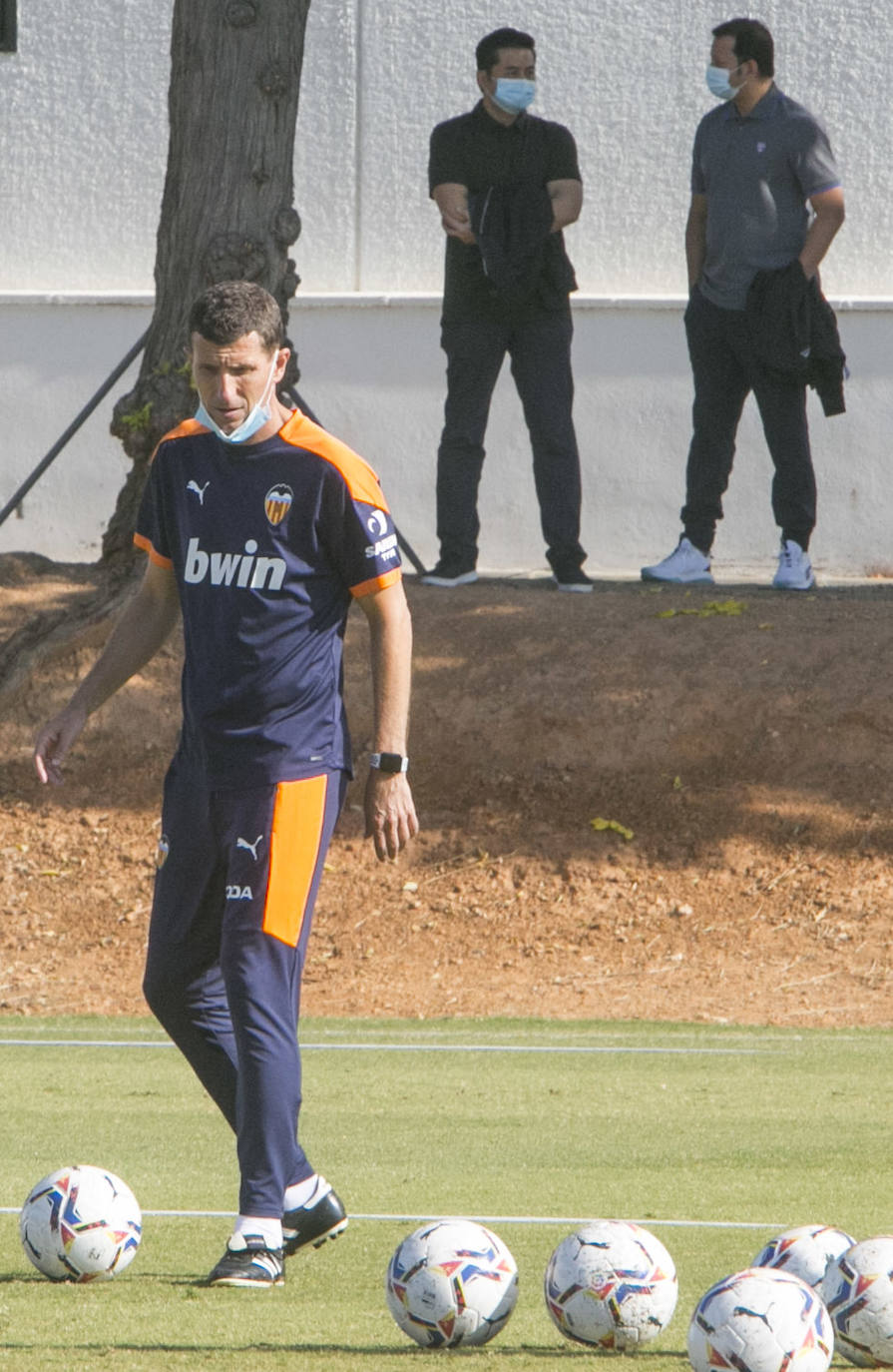 Javi Gracia se queda en el Valencia. Este jueves, Gracia ha dirigido el entrenamiento como tenía previsto y supervisándolo ha estado, después de mucho tiempo, Anil Murthy con quien ayer mantuvo una reunión que se extendió durante unas dos horas.