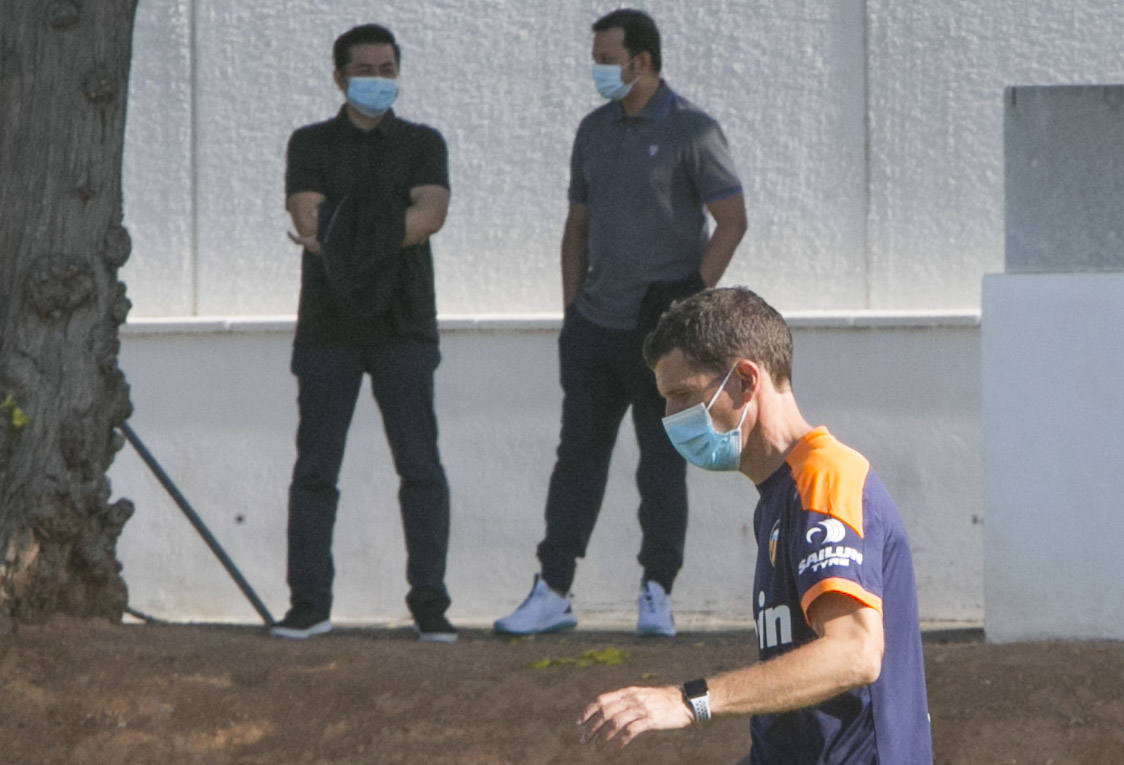 Javi Gracia se queda en el Valencia. Este jueves, Gracia ha dirigido el entrenamiento como tenía previsto y supervisándolo ha estado, después de mucho tiempo, Anil Murthy con quien ayer mantuvo una reunión que se extendió durante unas dos horas.