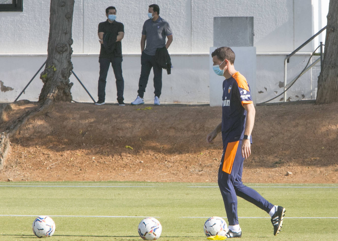 Javi Gracia se queda en el Valencia. Este jueves, Gracia ha dirigido el entrenamiento como tenía previsto y supervisándolo ha estado, después de mucho tiempo, Anil Murthy con quien ayer mantuvo una reunión que se extendió durante unas dos horas.