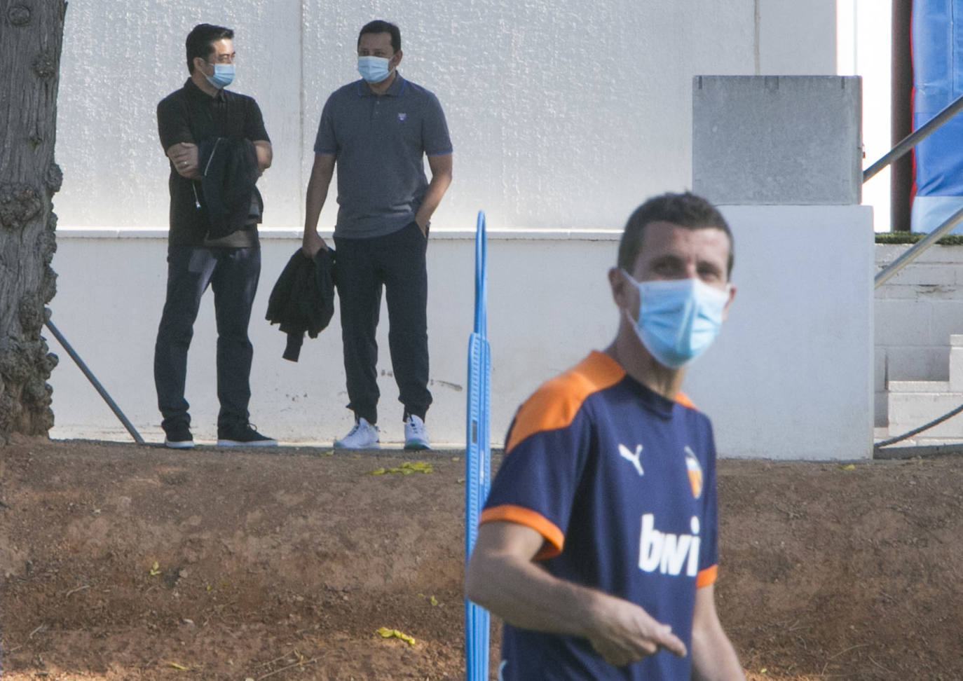 Javi Gracia se queda en el Valencia. Este jueves, Gracia ha dirigido el entrenamiento como tenía previsto y supervisándolo ha estado, después de mucho tiempo, Anil Murthy con quien ayer mantuvo una reunión que se extendió durante unas dos horas.