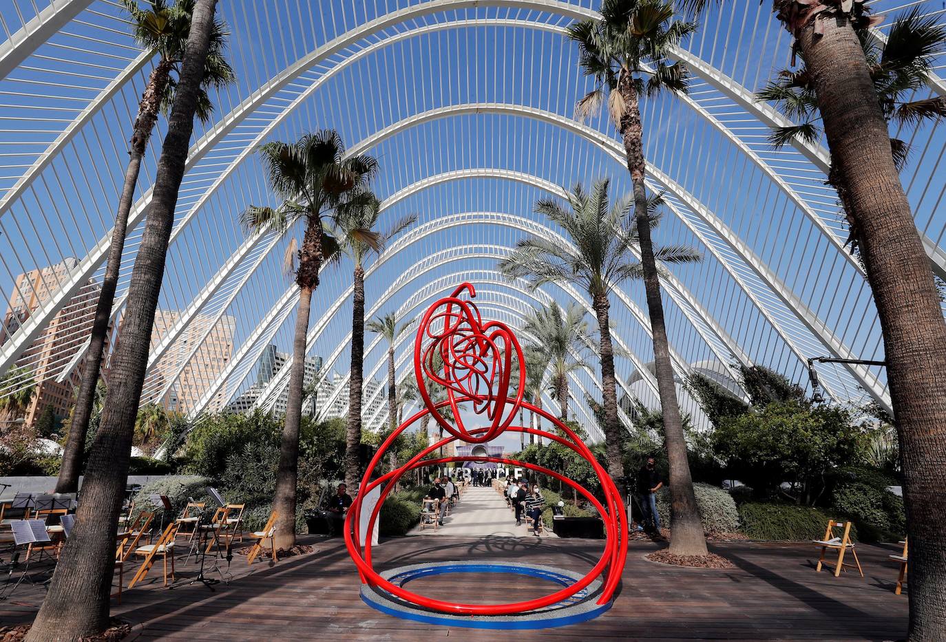 El homenaje, presidido en l'Umbracle por el presidente de la Generalitat, Ximo Puig, cuenta como eje central con la presentación de una escultura elaborada con tierra de las 33 comarcas de la Comunitat