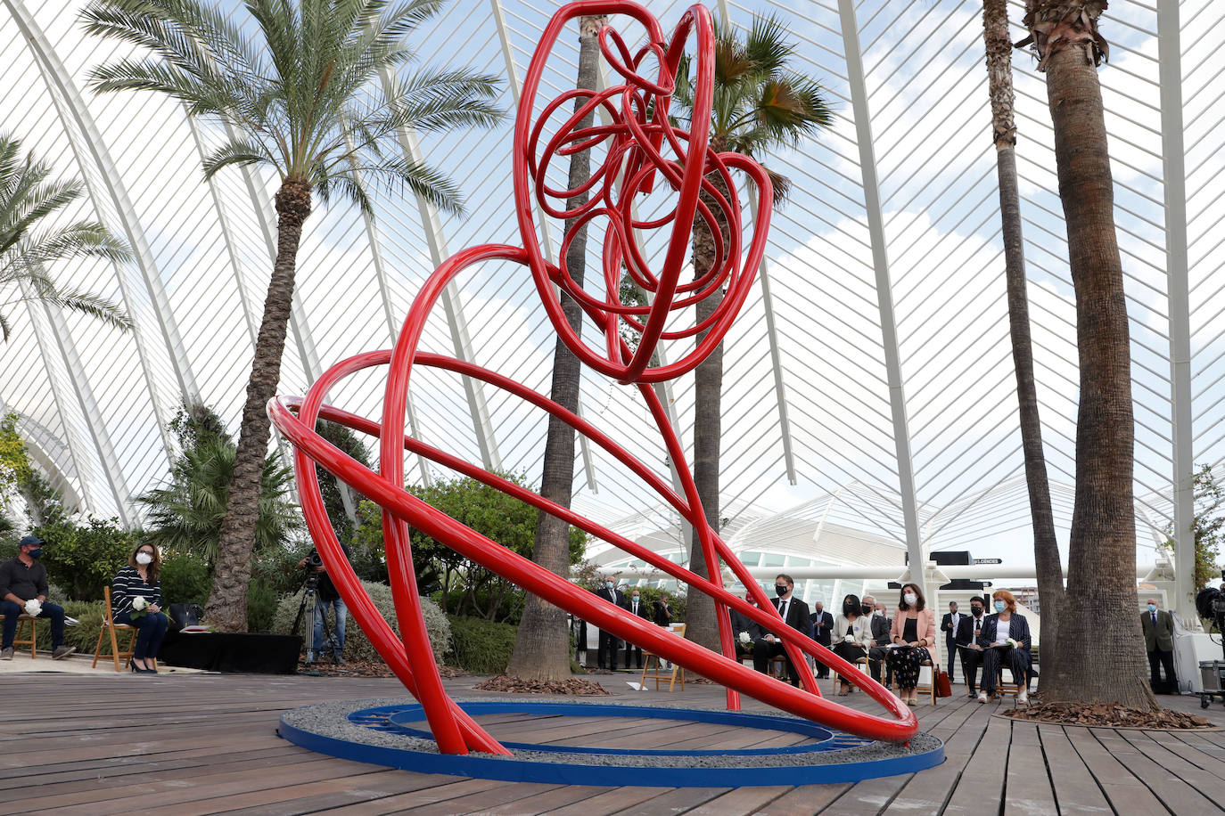 El homenaje, presidido en l'Umbracle por el presidente de la Generalitat, Ximo Puig, cuenta como eje central con la presentación de una escultura elaborada con tierra de las 33 comarcas de la Comunitat