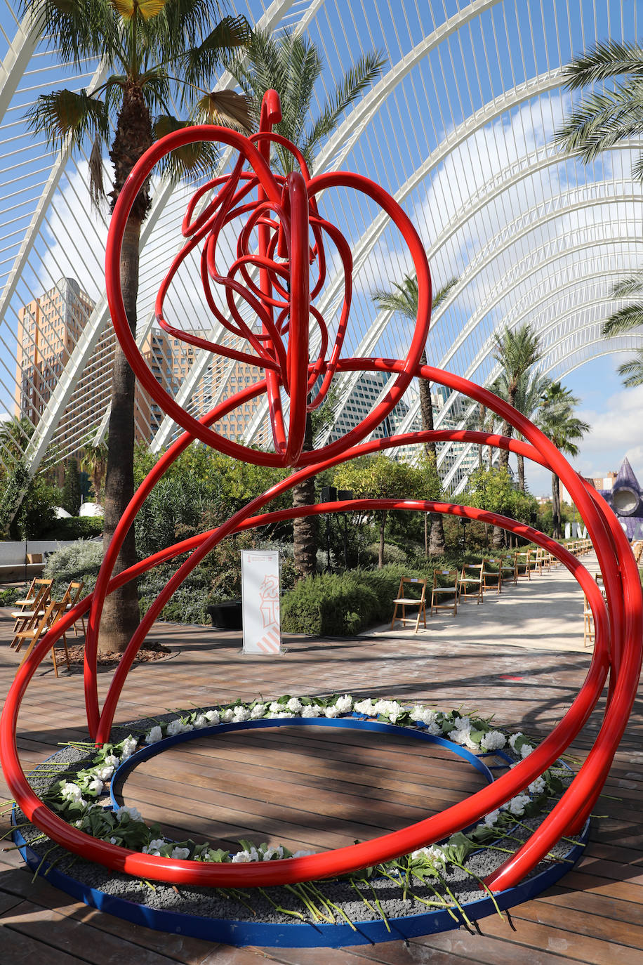 El homenaje, presidido en l'Umbracle por el presidente de la Generalitat, Ximo Puig, cuenta como eje central con la presentación de una escultura elaborada con tierra de las 33 comarcas de la Comunitat