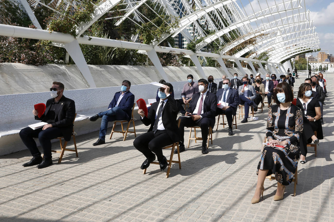 El homenaje, presidido en l'Umbracle por el presidente de la Generalitat, Ximo Puig, cuenta como eje central con la presentación de una escultura elaborada con tierra de las 33 comarcas de la Comunitat