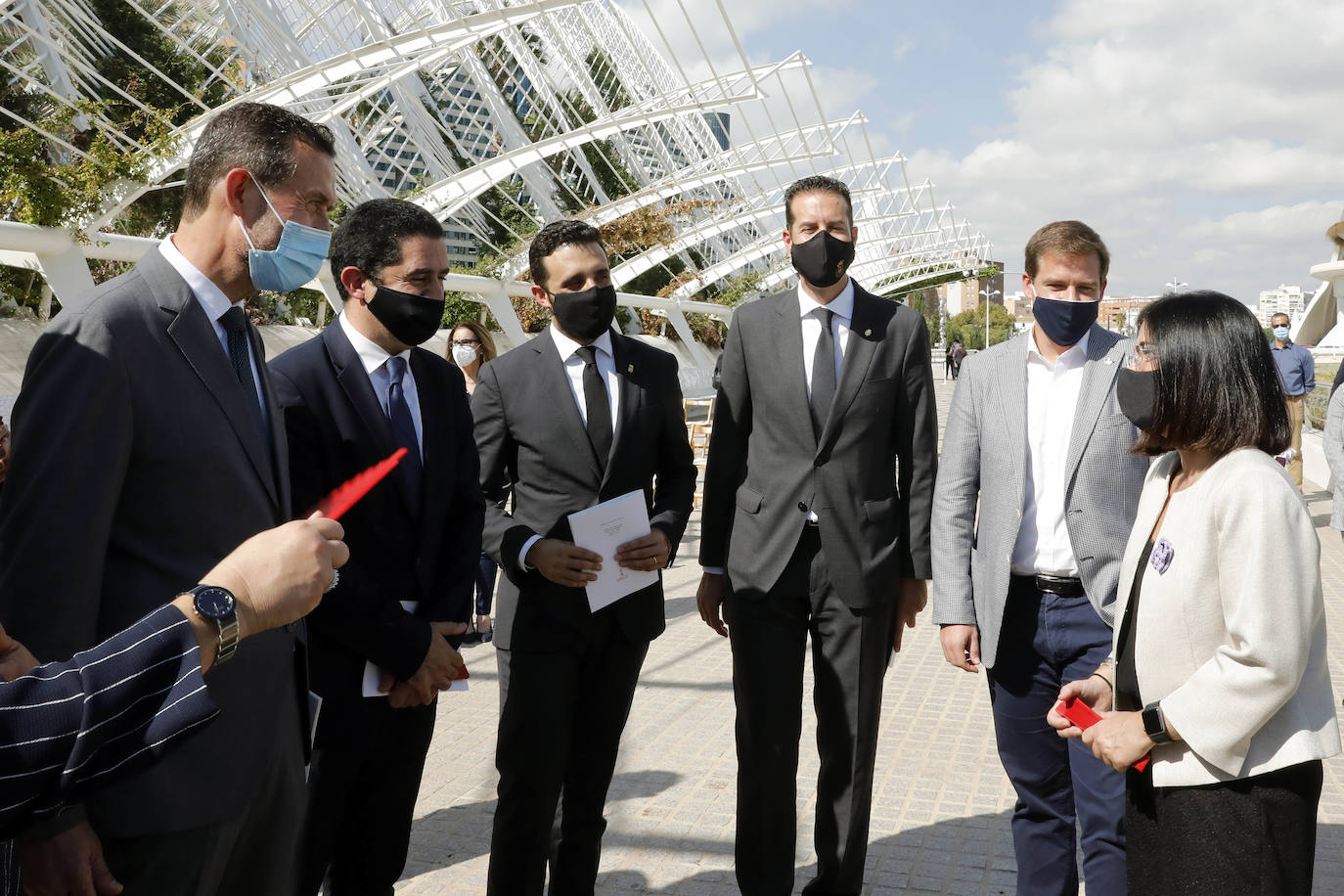 El homenaje, presidido en l'Umbracle por el presidente de la Generalitat, Ximo Puig, cuenta como eje central con la presentación de una escultura elaborada con tierra de las 33 comarcas de la Comunitat