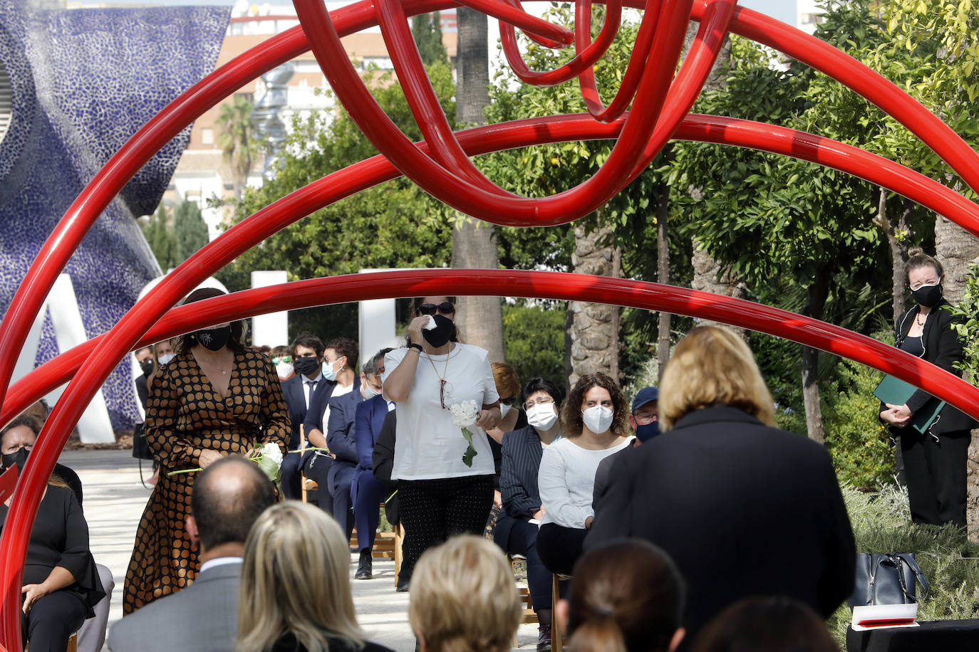 El homenaje, presidido en l'Umbracle por el presidente de la Generalitat, Ximo Puig, cuenta como eje central con la presentación de una escultura elaborada con tierra de las 33 comarcas de la Comunitat