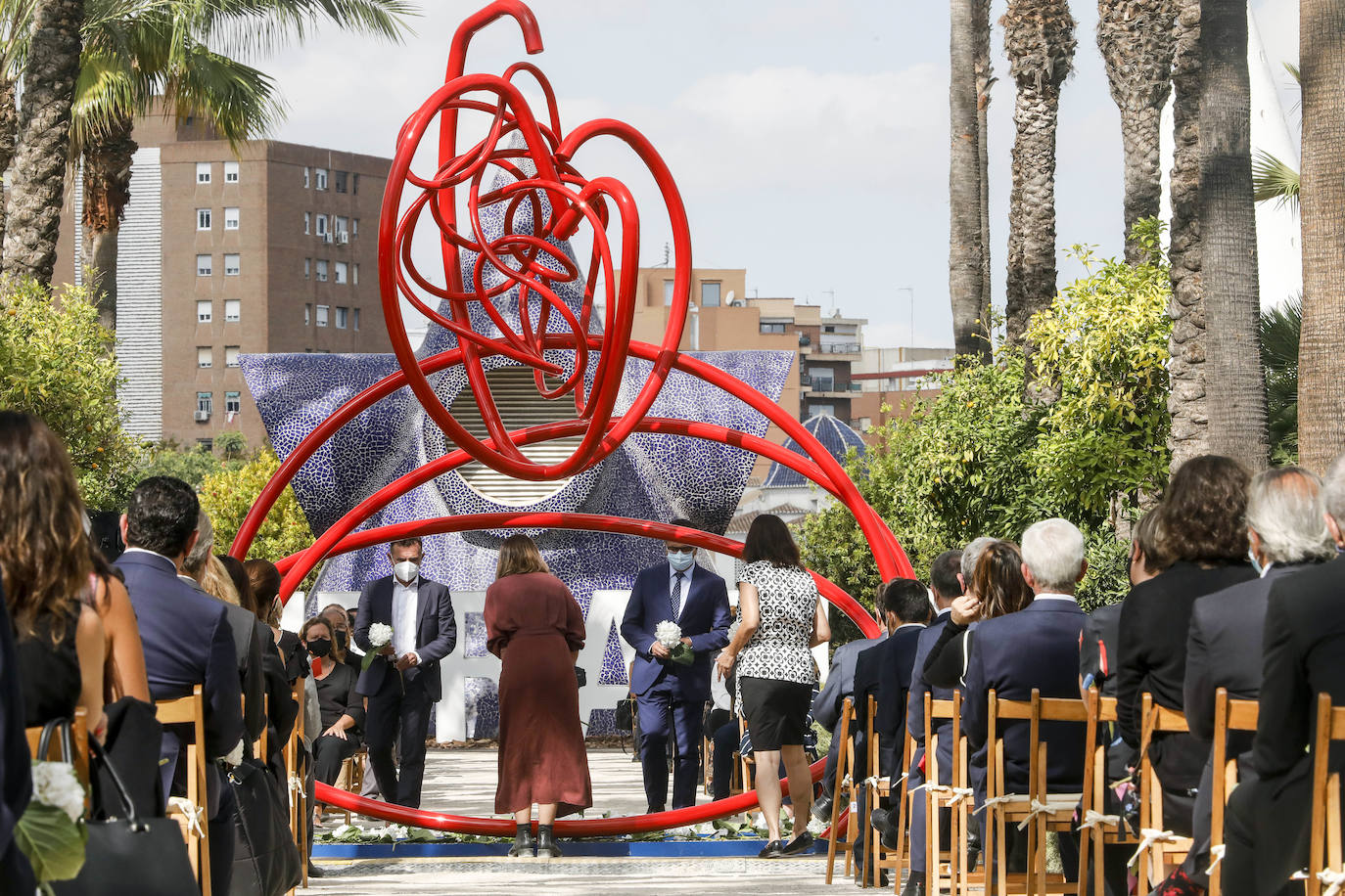 El homenaje, presidido en l'Umbracle por el presidente de la Generalitat, Ximo Puig, cuenta como eje central con la presentación de una escultura elaborada con tierra de las 33 comarcas de la Comunitat