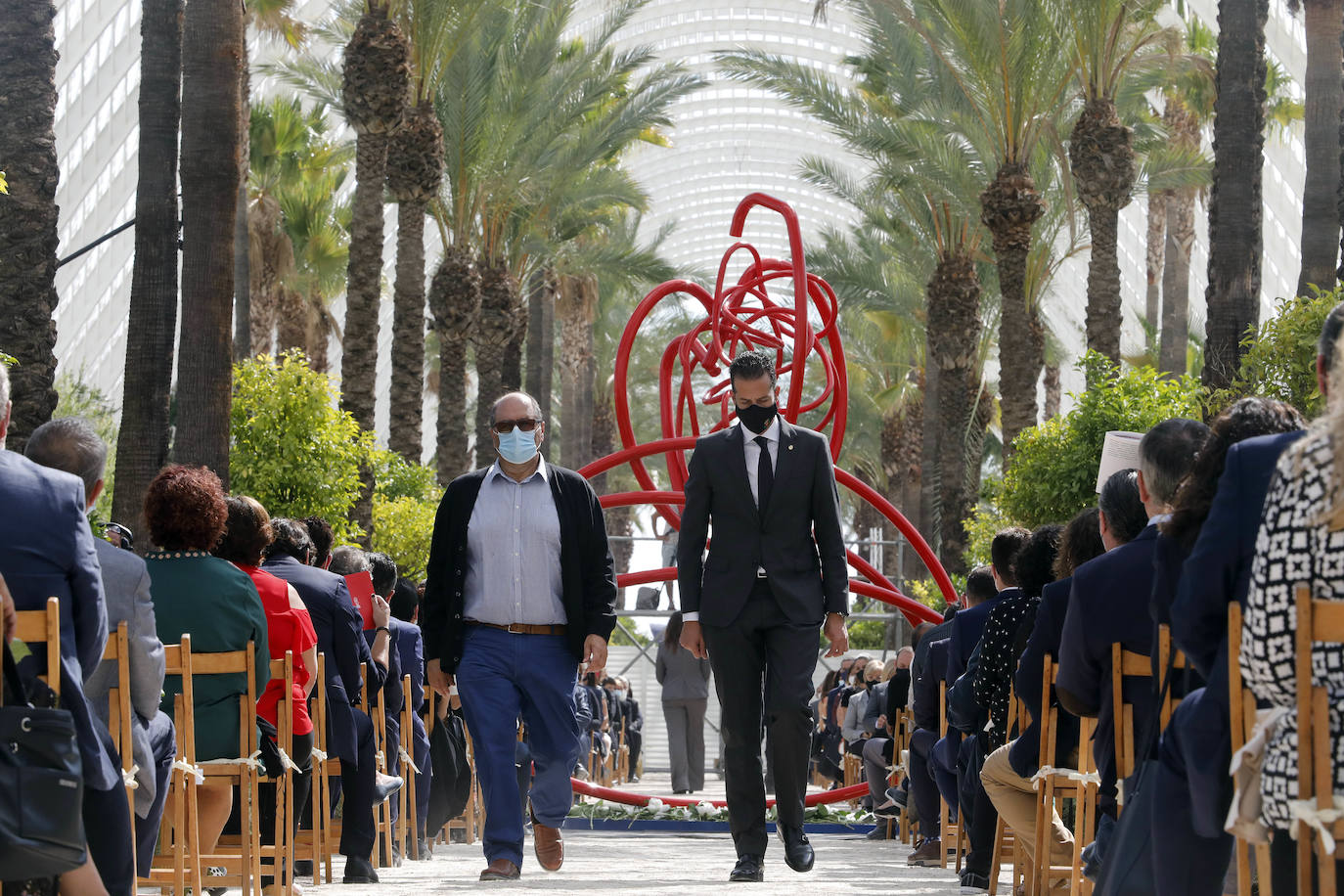 El homenaje, presidido en l'Umbracle por el presidente de la Generalitat, Ximo Puig, cuenta como eje central con la presentación de una escultura elaborada con tierra de las 33 comarcas de la Comunitat