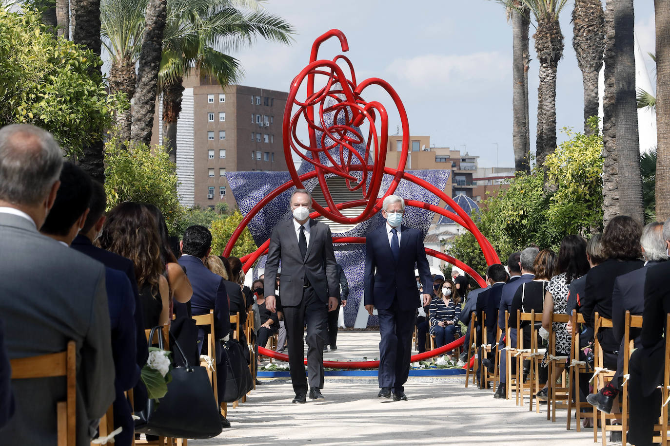 El homenaje, presidido en l'Umbracle por el presidente de la Generalitat, Ximo Puig, cuenta como eje central con la presentación de una escultura elaborada con tierra de las 33 comarcas de la Comunitat