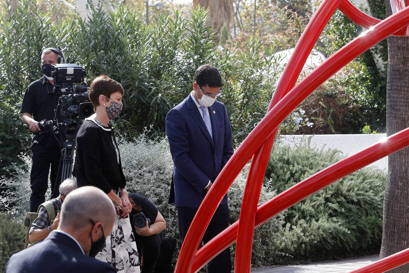 El homenaje, presidido en l'Umbracle por el presidente de la Generalitat, Ximo Puig, cuenta como eje central con la presentación de una escultura elaborada con tierra de las 33 comarcas de la Comunitat