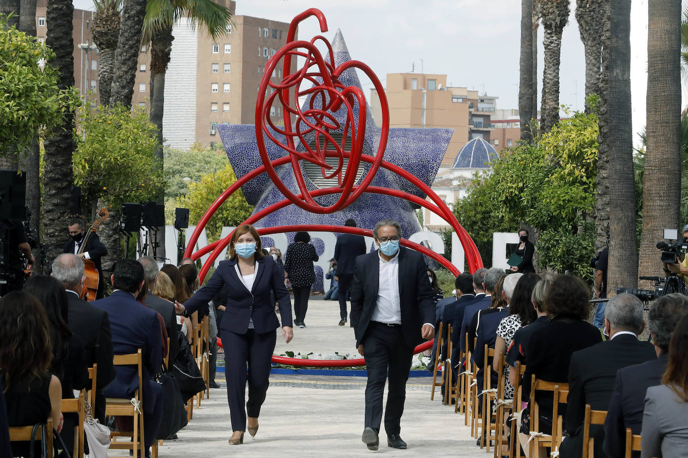 El homenaje, presidido en l'Umbracle por el presidente de la Generalitat, Ximo Puig, cuenta como eje central con la presentación de una escultura elaborada con tierra de las 33 comarcas de la Comunitat