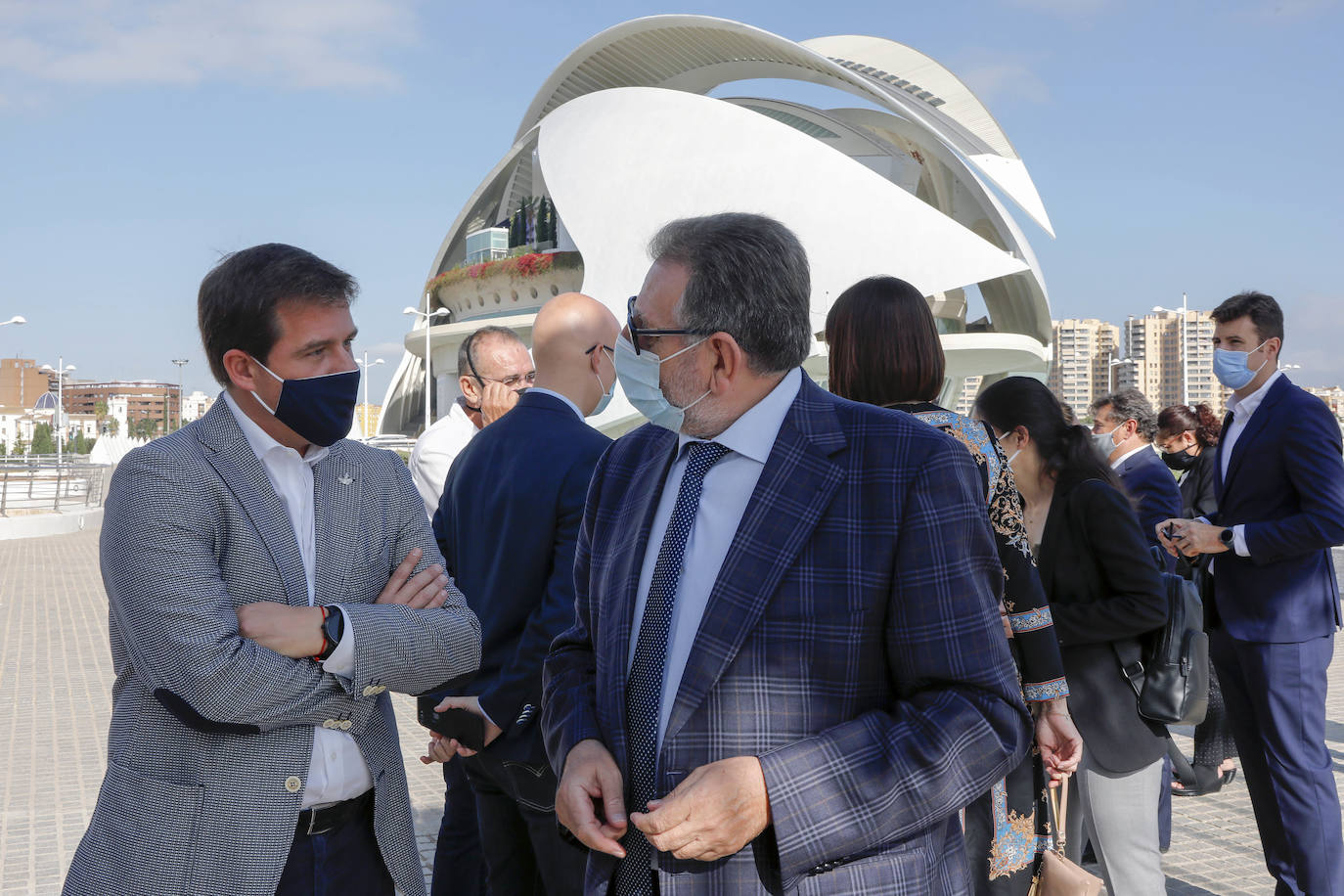 El homenaje, presidido en l'Umbracle por el presidente de la Generalitat, Ximo Puig, cuenta como eje central con la presentación de una escultura elaborada con tierra de las 33 comarcas de la Comunitat