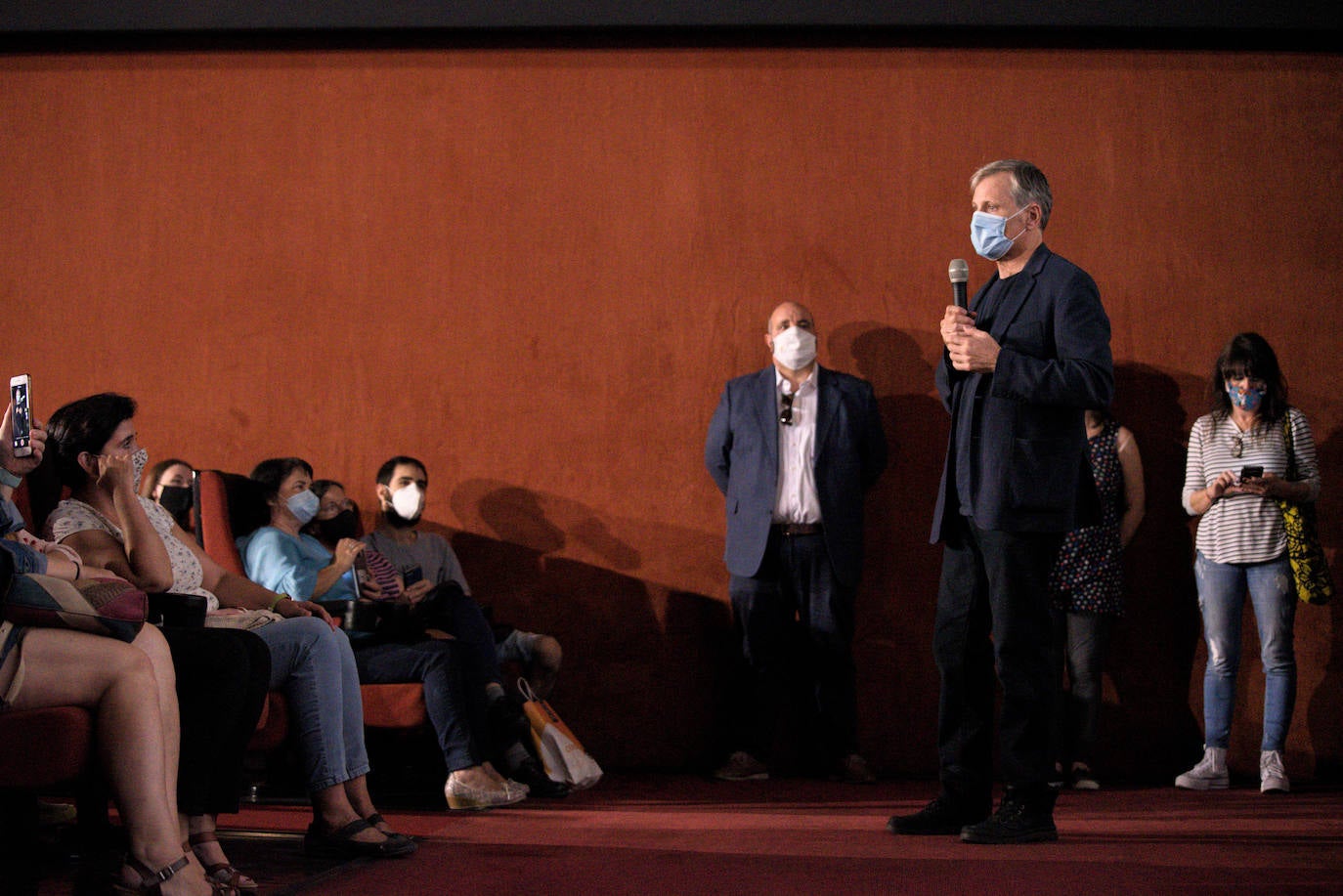 El público de los cines Lys ha recibido con aplausos a Viggo Mortensen, que presenta 'Falling' en Valencia. La película es el debut en la dirección del actor. Antes de presentarla, el intérprete ha estado atento con sus seguidores y se ha hecho algunas fotografías con los fans que le esperaban antes de la proyección de la película. También ha estado en los cines Babel.