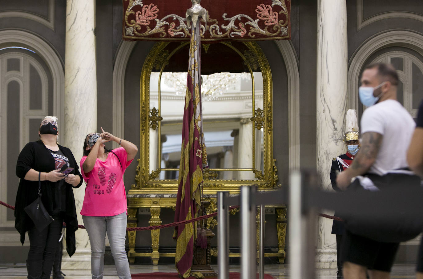 La Real Senyera está expuesta en el Salón de Cristal del Ayuntamiento de Valencia para que los valencianos puedan rendirle homenaje. 