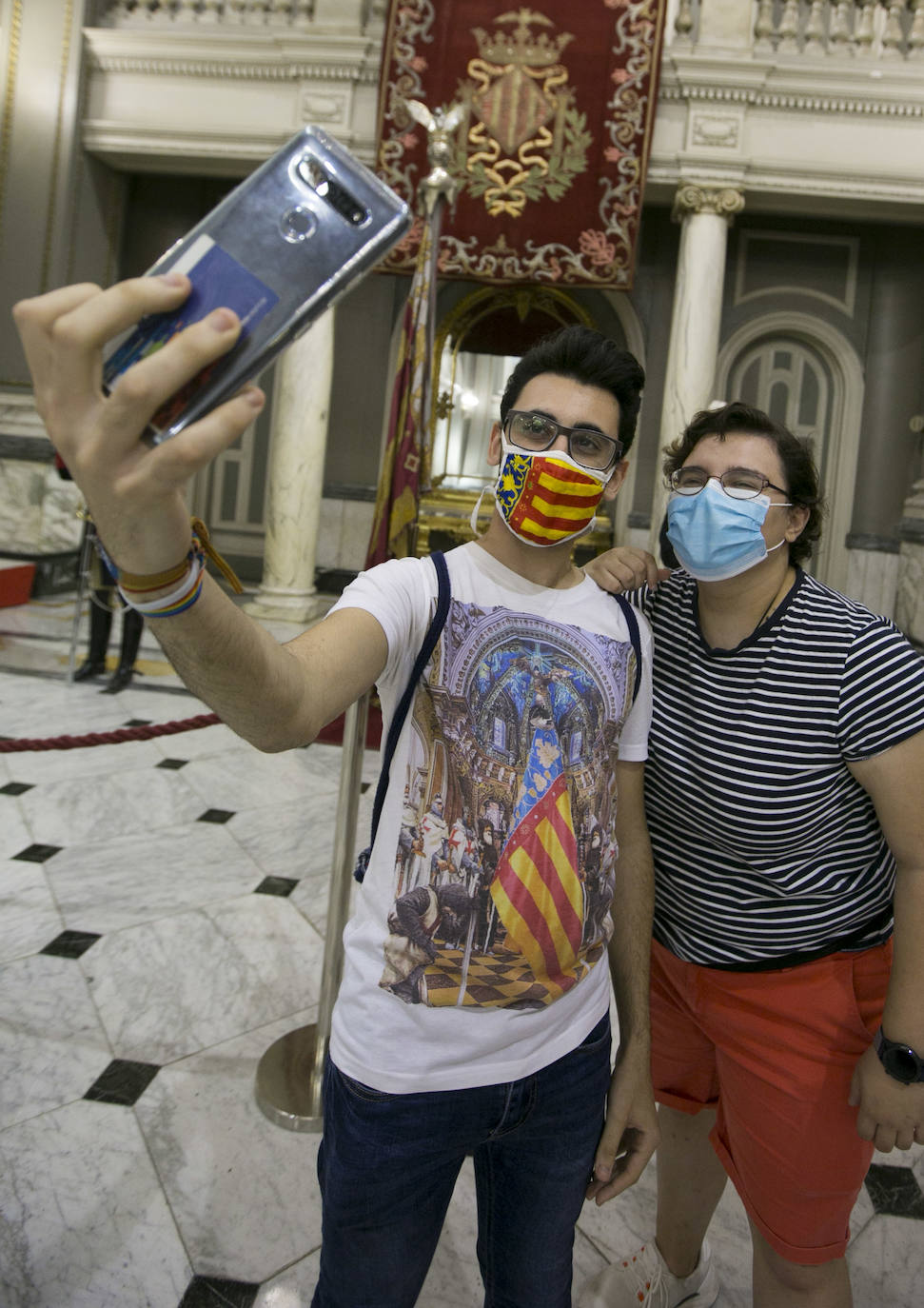 La Real Senyera está expuesta en el Salón de Cristal del Ayuntamiento de Valencia para que los valencianos puedan rendirle homenaje. 