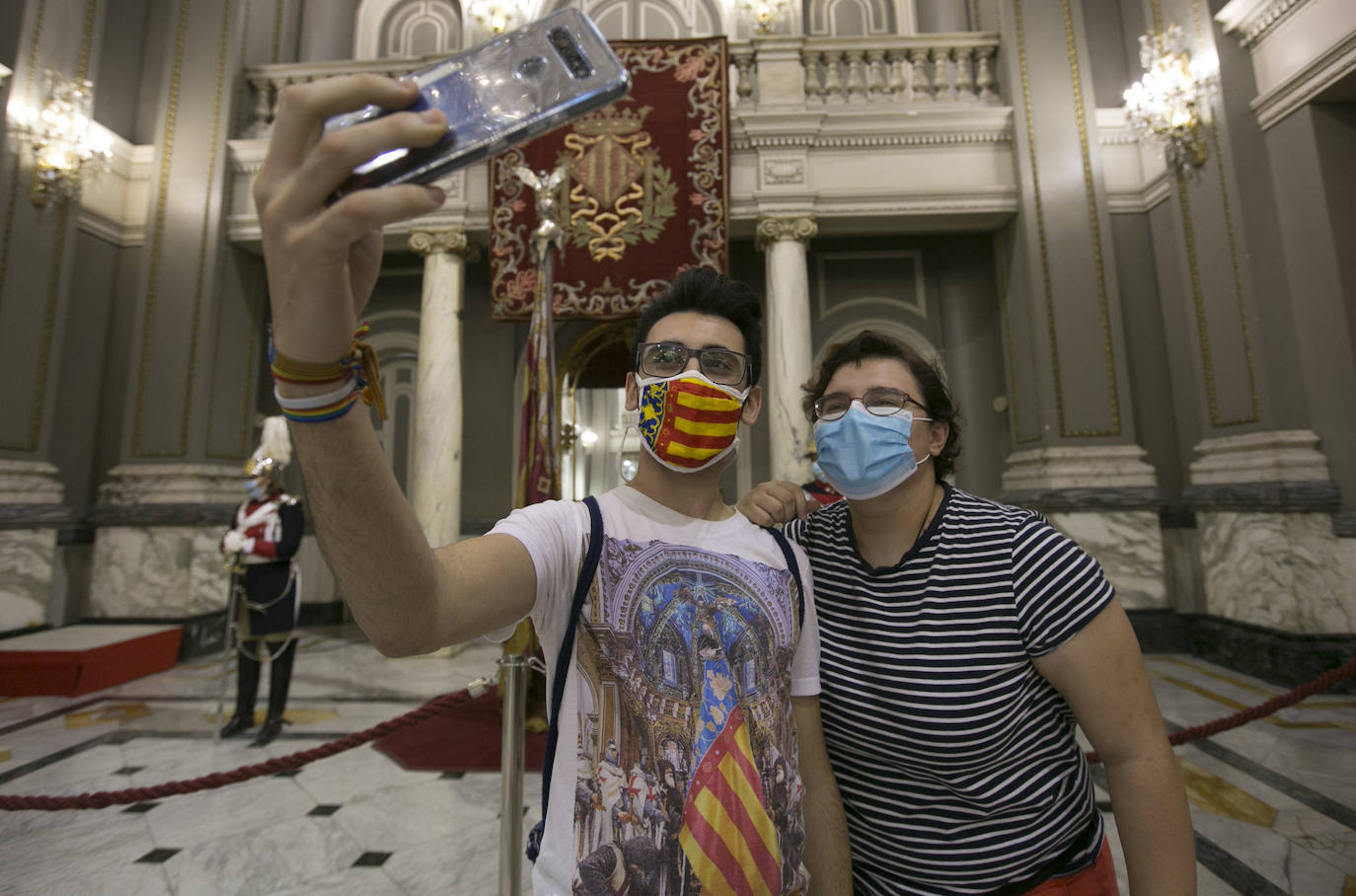 La Real Senyera está expuesta en el Salón de Cristal del Ayuntamiento de Valencia para que los valencianos puedan rendirle homenaje. 