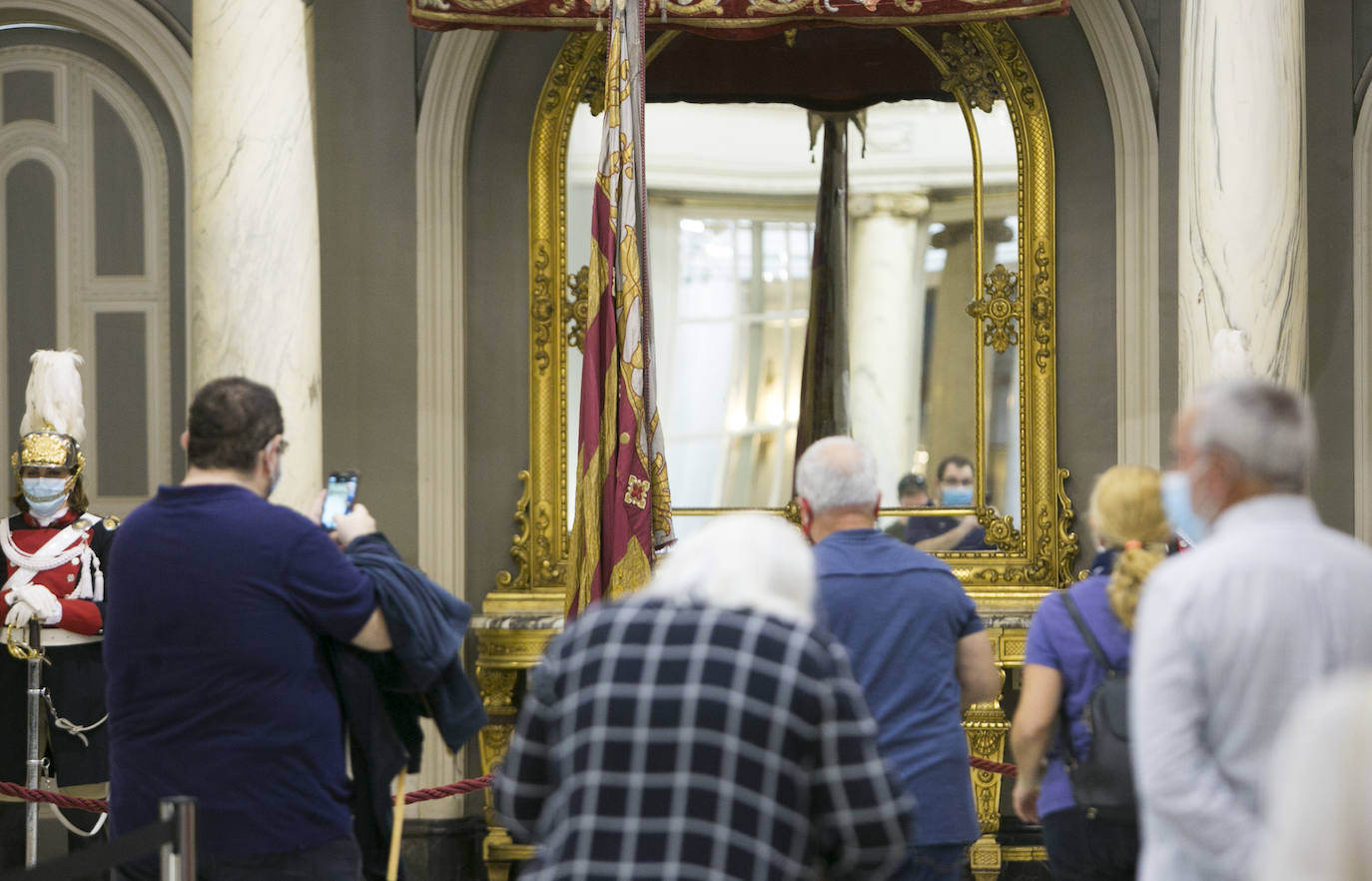 La Real Senyera está expuesta en el Salón de Cristal del Ayuntamiento de Valencia para que los valencianos puedan rendirle homenaje. 