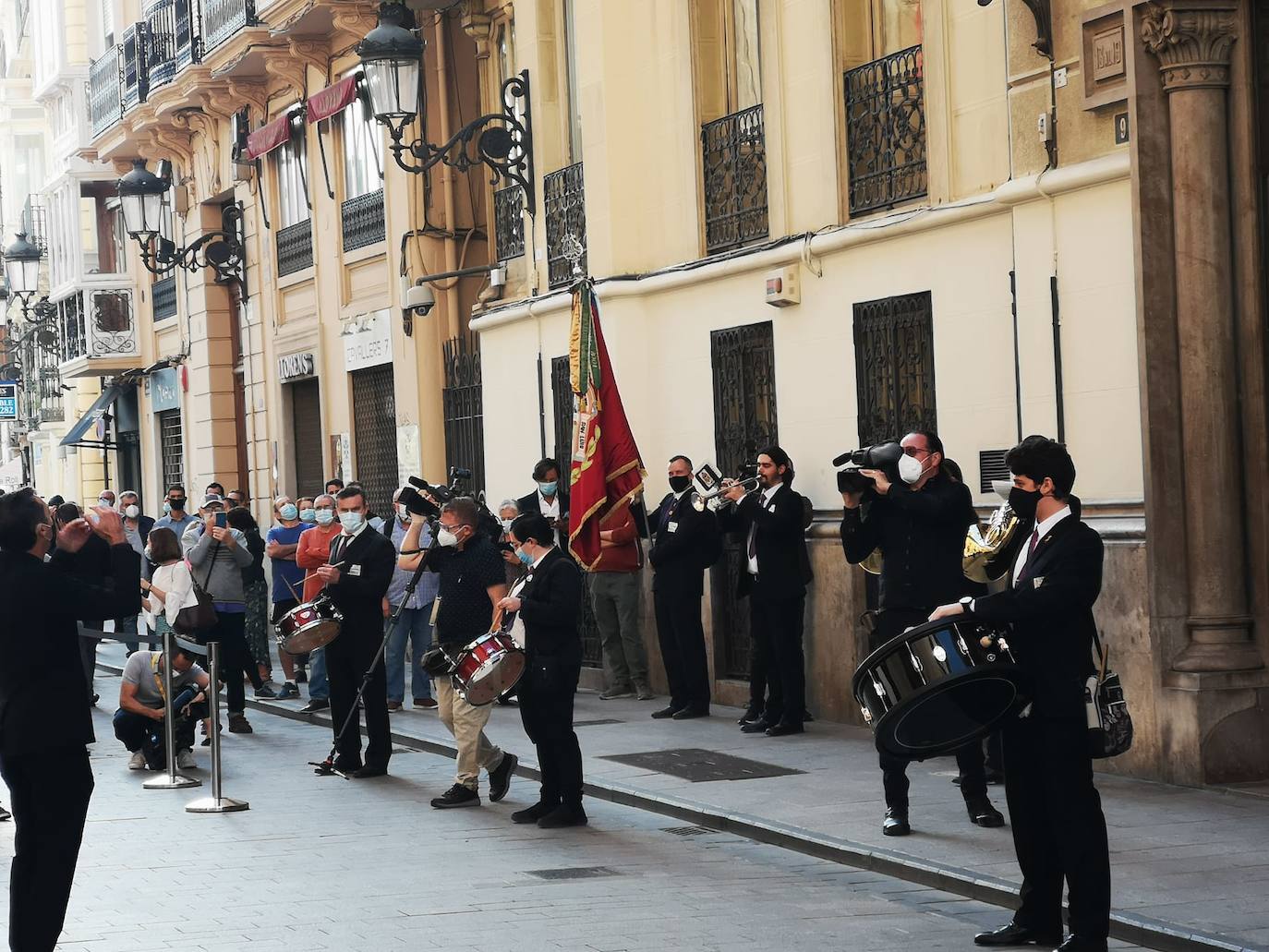 La Agrupación Musical Carrera de Fuente San Luis ha sido la encargada de poner los primeros acordes al 9 d'Octubre. Los músicos dirigidos por Didac Bosch han interpretado varias piezas a las puertas del acto institucional del Palau. La pandemia, eso sí, ha provocado que varios de los intérpretes hayan tocado sus instrumentos desde los balcones. Entre las composiciones que integran el repertorio, figuran 'El Tío Ramón', de Salvador Salvà; 'Pérez Barceló', de Bernabé Sanchis; ''Febrer', de Juan Calatayud; 'Ragón Falez', de Emilio Cebrián; 'Xàbia', de Salvador Salvà; y 'Valencia', de José Padilla. En una segunda parte, se escucharán también 'Fiesta en Benidorm' (Rafael Domenech) y 'Fet a posta' (Miguel Picó). 