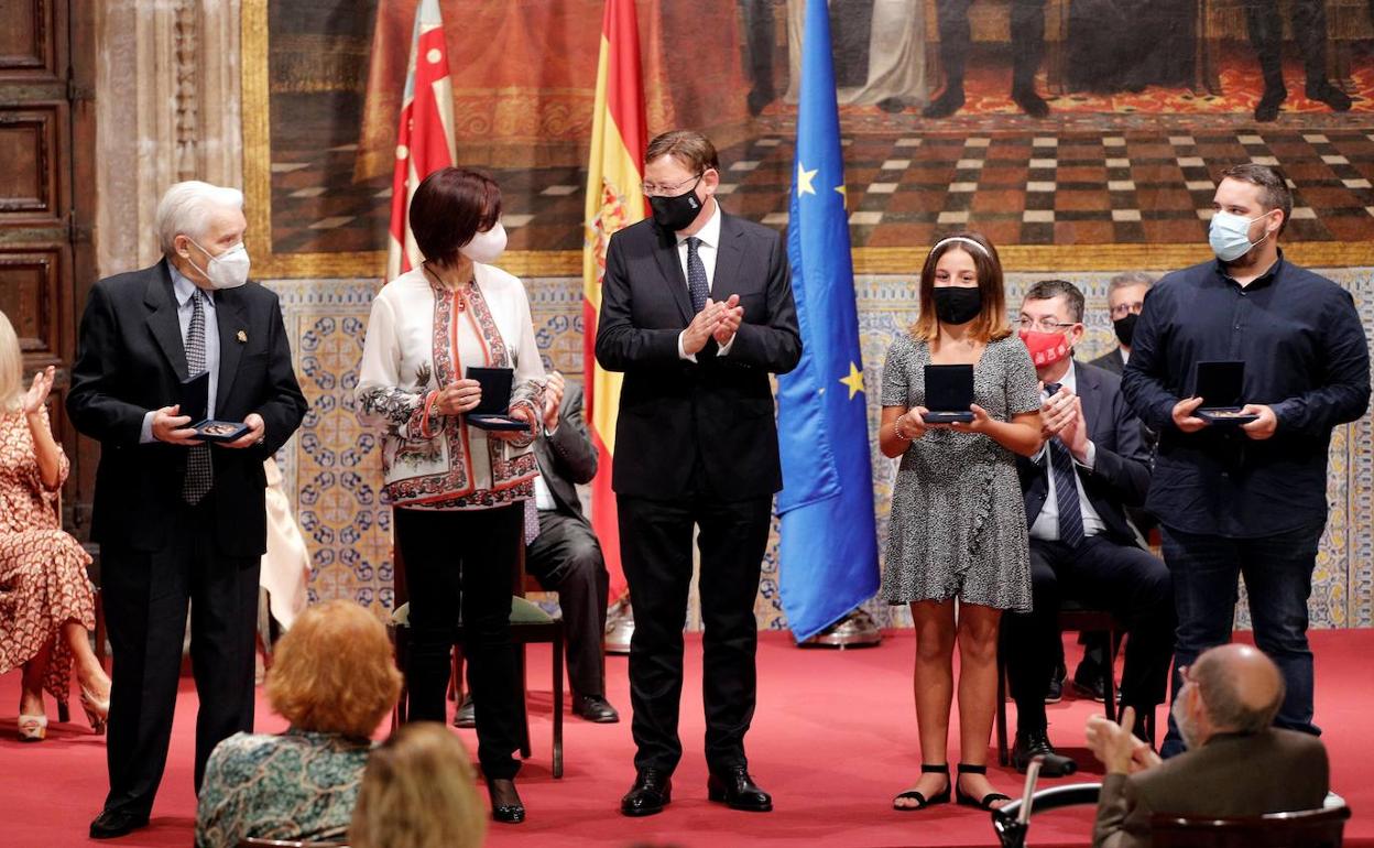 El presidente de la Generalitat, Ximo Puig, con los representantes del pueblo valenciano 