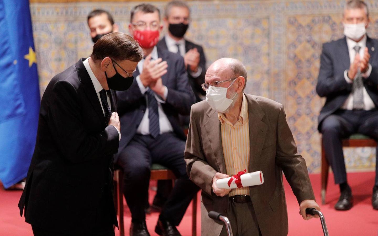 En un año marcado por la pandemia, la celebración del día grande de la Comunitat no podía tener otros protagonistas que los colectivos que han ayudado a luchar contra el coronavirus. El Palau de la Generalitat acoge el acto institucional de entrega de las Distinciones de la Generalitat con motivo del 9 d'Octubre