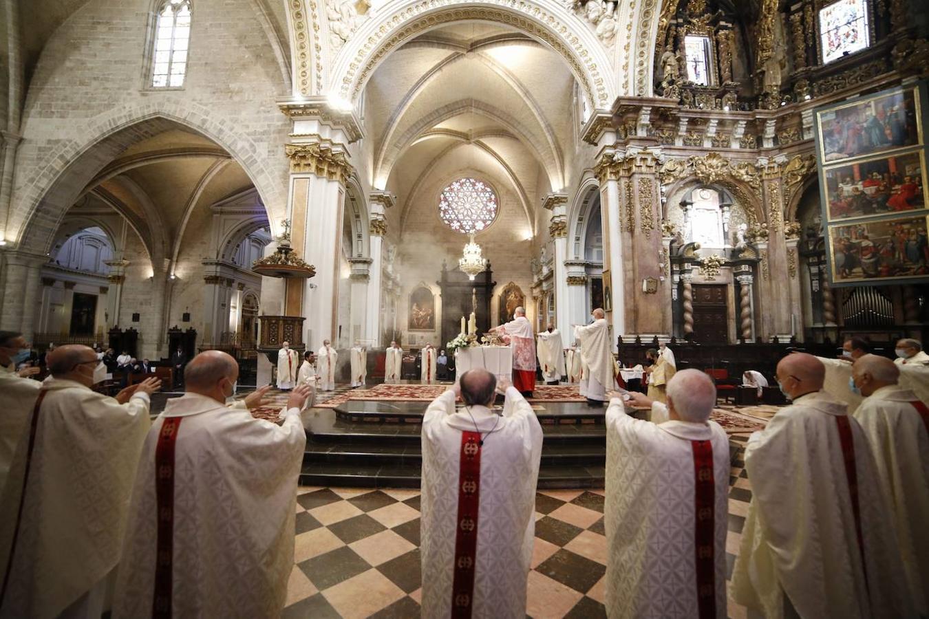 La celebración del 'Te Deum' apartada del programa oficial de actos del Ayuntamiento llena la Catedral de Valencia cumpliendo con las medidas sanitarias