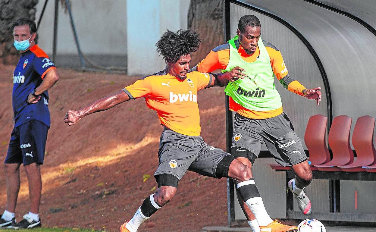 Kondogbia, en una acción del entrenamiento de ayer con Correia.