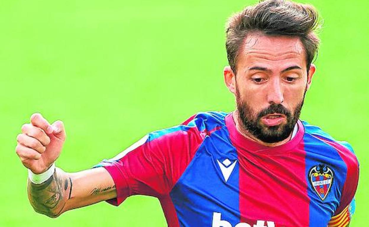 José Luis Morales controla un balón en el partido contra el Madrid.