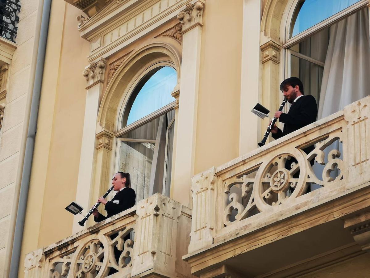 La Comunitat Valenciana celebra su día grande con muchas diferencias respecto a años anteriores: este 9 d'Octubre está marcado por la pandemia del coronavirus. A pesar de ellos, se han realizado los actos institucionales en el Palau de la Generalitat y el Ayuntamiento, el 'Te Deum' en la Catedral e incluso los músicos han puesto acordes al 9 d'Octubre desde las calles y los balcones. 