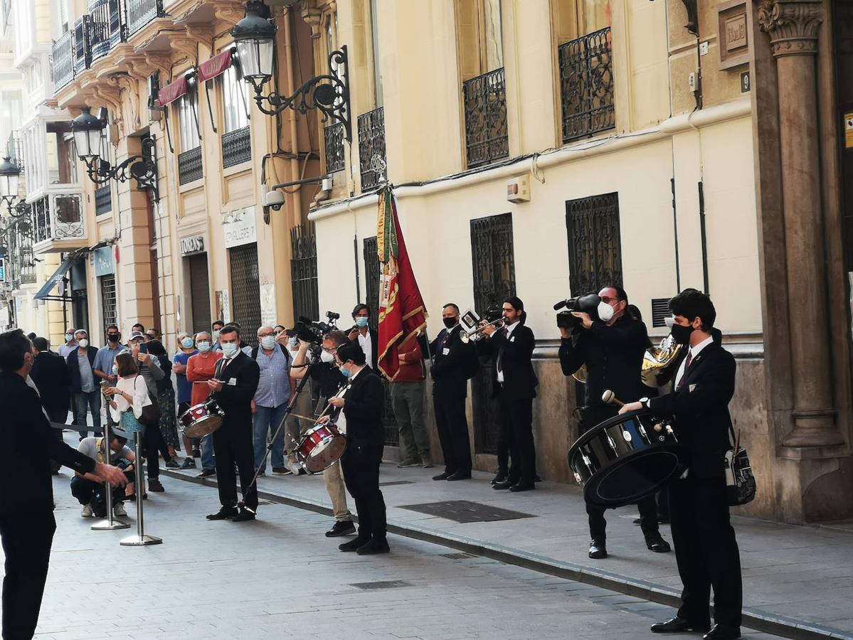 La Agrupación Musical Carrera de Fuente San Luis ha sido la encargada de poner los primeros acordes al 9 d'Octubre. Los músicos dirigidos por Didac Bosch han interpretado varias piezas a las puertas del acto institucional del Palau. La pandemia, eso sí, ha provocado que varios de los intérpretes hayan tocado sus instrumentos desde los balcones. Entre las composiciones que integran el repertorio, figuran 'El Tío Ramón', de Salvador Salvà; 'Pérez Barceló', de Bernabé Sanchis; ''Febrer', de Juan Calatayud; 'Ragón Falez', de Emilio Cebrián; 'Xàbia', de Salvador Salvà; y 'Valencia', de José Padilla. En una segunda parte, se escucharán también 'Fiesta en Benidorm' (Rafael Domenech) y 'Fet a posta' (Miguel Picó). 