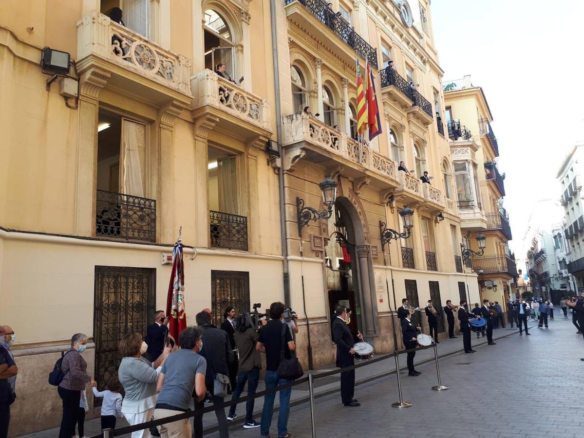 La Agrupación Musical Carrera de Fuente San Luis ha sido la encargada de poner los primeros acordes al 9 d'Octubre. Los músicos dirigidos por Didac Bosch han interpretado varias piezas a las puertas del acto institucional del Palau. La pandemia, eso sí, ha provocado que varios de los intérpretes hayan tocado sus instrumentos desde los balcones. Entre las composiciones que integran el repertorio, figuran 'El Tío Ramón', de Salvador Salvà; 'Pérez Barceló', de Bernabé Sanchis; ''Febrer', de Juan Calatayud; 'Ragón Falez', de Emilio Cebrián; 'Xàbia', de Salvador Salvà; y 'Valencia', de José Padilla. En una segunda parte, se escucharán también 'Fiesta en Benidorm' (Rafael Domenech) y 'Fet a posta' (Miguel Picó). 