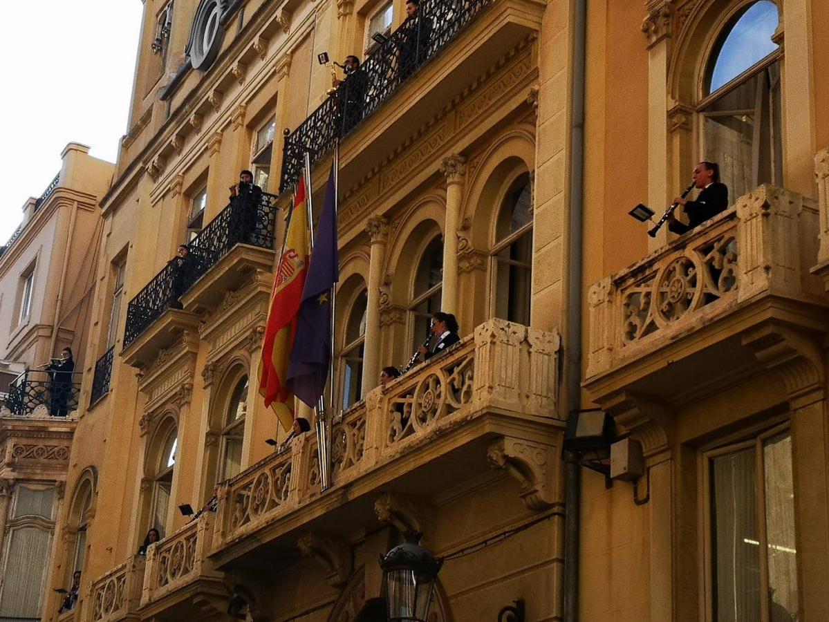 La Comunitat Valenciana celebra su día grande con muchas diferencias respecto a años anteriores: este 9 d'Octubre está marcado por la pandemia del coronavirus. A pesar de ellos, se han realizado los actos institucionales en el Palau de la Generalitat y el Ayuntamiento, el 'Te Deum' en la Catedral e incluso los músicos han puesto acordes al 9 d'Octubre desde las calles y los balcones. 