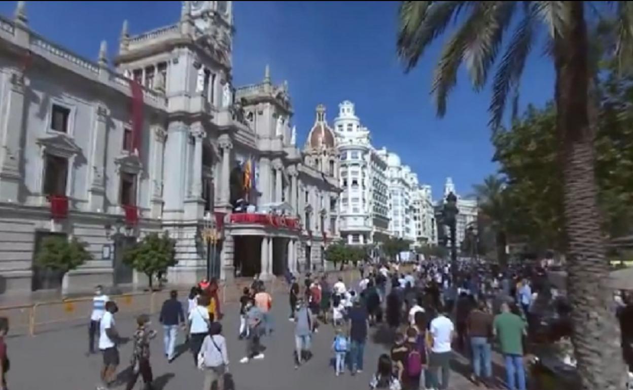 Estado de la plaza del Ayuntamiento a mediodía.