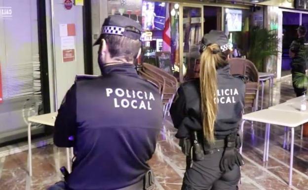 Agentes en un bar de Alicante. 