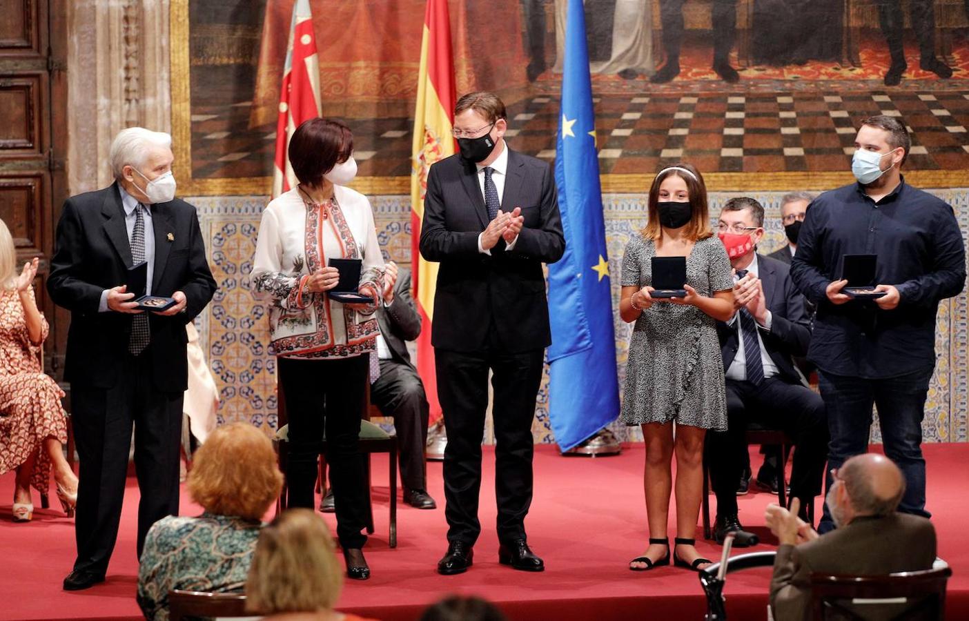 La Comunitat Valenciana celebra su día grande con muchas diferencias respecto a años anteriores: este 9 d'Octubre está marcado por la pandemia del coronavirus. A pesar de ellos, se han realizado los actos institucionales en el Palau de la Generalitat y el Ayuntamiento, el 'Te Deum' en la Catedral e incluso los músicos han puesto acordes al 9 d'Octubre desde las calles y los balcones. 