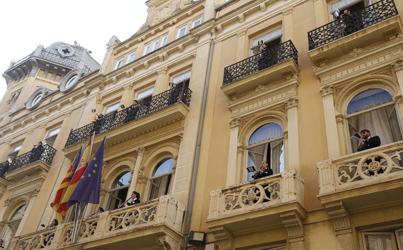 La Comunitat Valenciana celebra su día grande con muchas diferencias respecto a años anteriores: este 9 d'Octubre está marcado por la pandemia del coronavirus. A pesar de ello, se han realizado los actos institucionales en el Palau de la Generalitat y el Ayuntamiento, el 'Te Deum' en la Catedral e incluso los músicos han puesto acordes al 9 d'Octubre desde las calles y los balcones. 