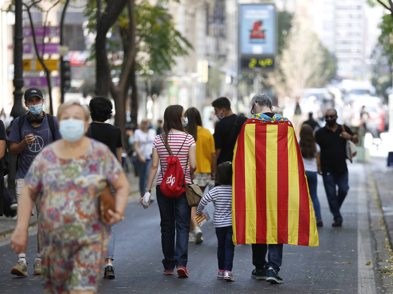 La Comunitat Valenciana celebra su día grande con muchas diferencias respecto a años anteriores: este 9 d'Octubre está marcado por la pandemia del coronavirus. A pesar de ello, se han realizado los actos institucionales en el Palau de la Generalitat y el Ayuntamiento, el 'Te Deum' en la Catedral e incluso los músicos han puesto acordes al 9 d'Octubre desde las calles y los balcones. 