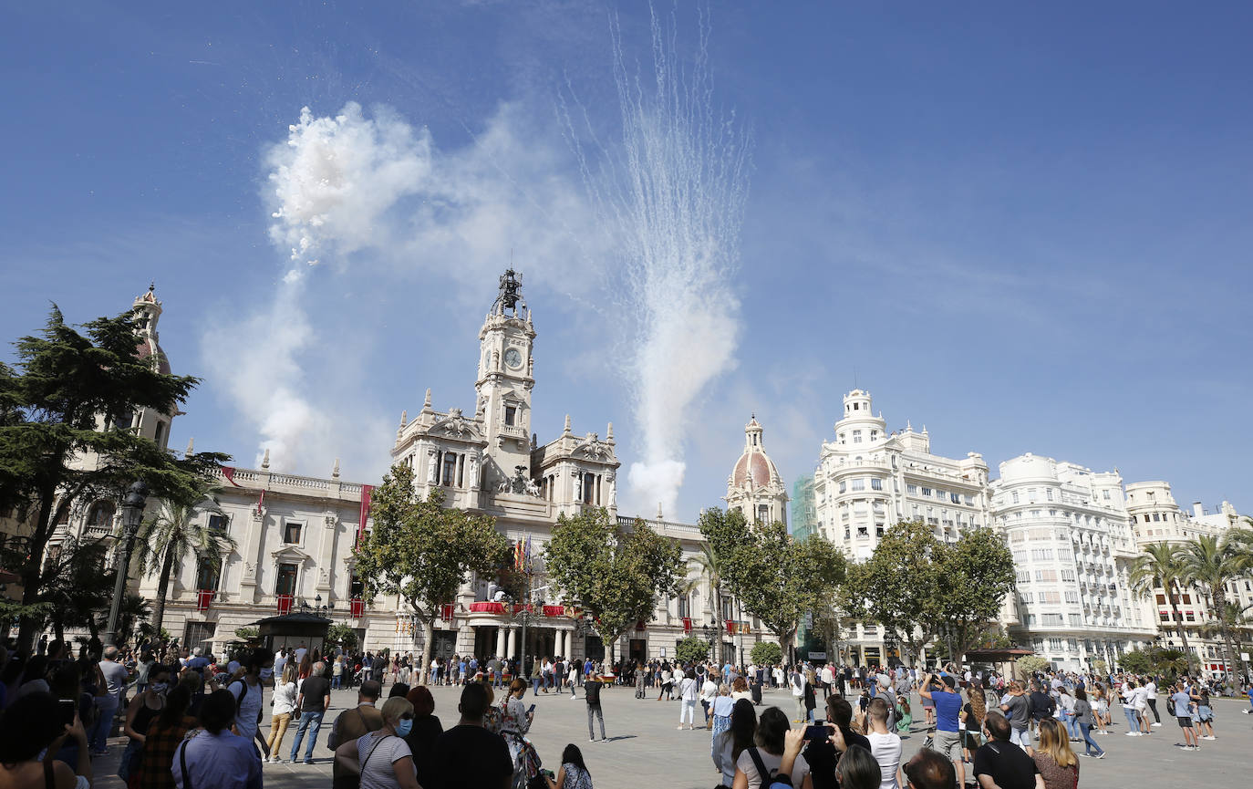 La Comunitat Valenciana celebra su día grande con muchas diferencias respecto a años anteriores: este 9 d'Octubre está marcado por la pandemia del coronavirus. A pesar de ello, se han realizado los actos institucionales en el Palau de la Generalitat y el Ayuntamiento, el 'Te Deum' en la Catedral e incluso los músicos han puesto acordes al 9 d'Octubre desde las calles y los balcones. 