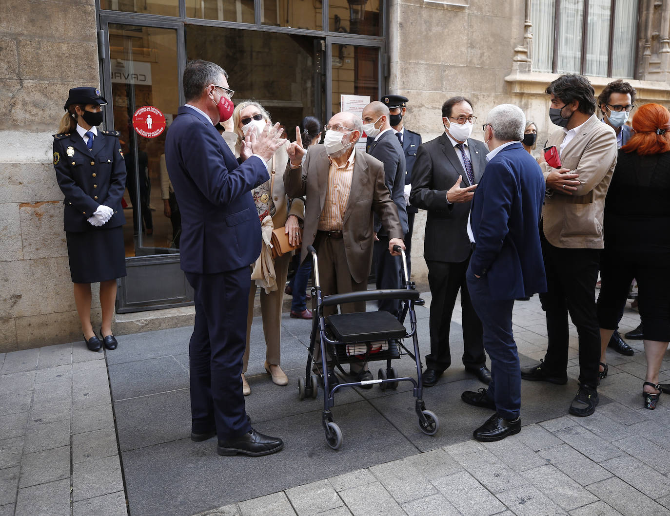 En un año marcado por la pandemia, la celebración del día grande de la Comunitat no podía tener otros protagonistas que los colectivos que han ayudado a luchar contra el coronavirus. El Palau de la Generalitat acoge el acto institucional de entrega de las Distinciones de la Generalitat con motivo del 9 d'Octubre